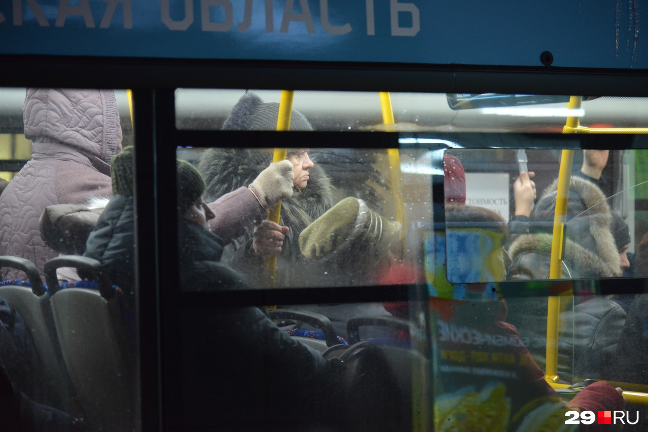 В некоторых приходится стоять, в том числе пенсионерам В некоторых приходится стоять, в том числе пенсионерам