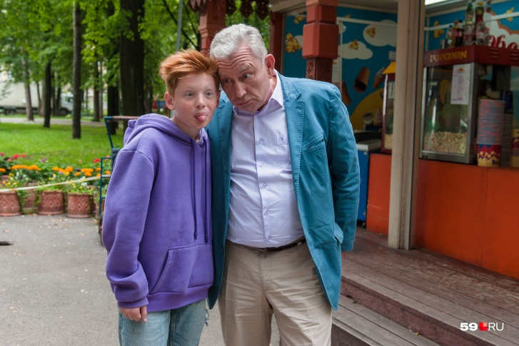 Во время съемок нового фильма. Два «Семенова» в Перми: Роман Погорелов играет в новом фильме о второкласснике и второгоднике, а директор ДК Солдатова Владимир Воробей снялся в картине о нем же 55 лет назад Во время съемок нового фильма. Два «Семенова» в Перми: Роман Погорелов играет в новом фильме о второкласснике и второгоднике, а директор ДК Солдатова Владимир Воробей снялся в картине о нем же 55 лет назад