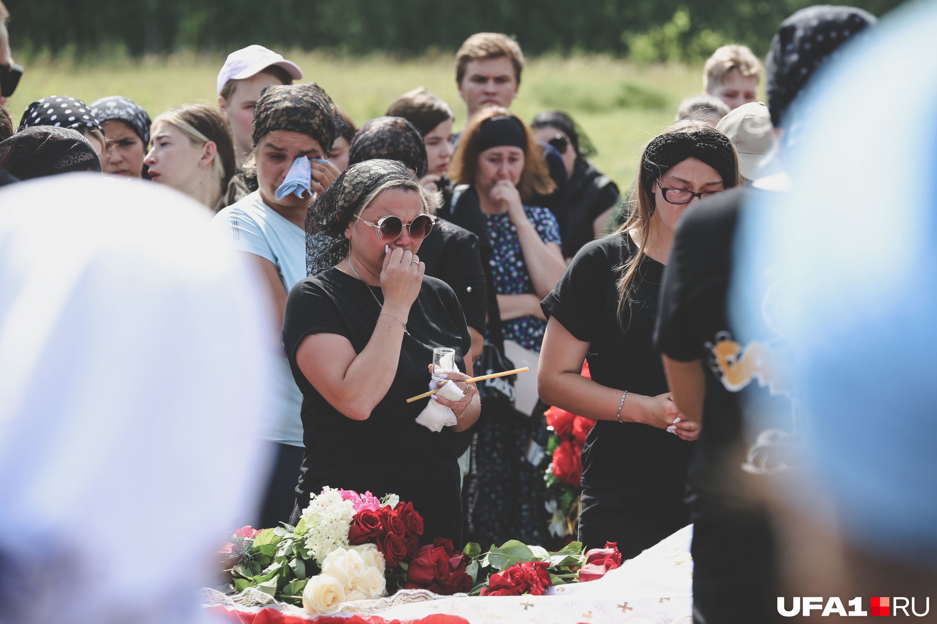 На похоронах совсем юных девочек сдержать слезы было почти невозможно