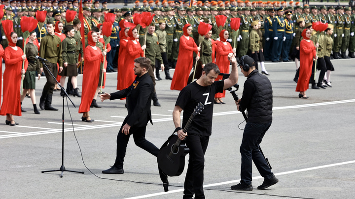 С Дмитрием Певцовым и цветами в человеческий рост: смотрим, как в Челябинске прошел парад Победы