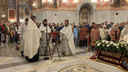 А люди всё идут: в соборе Александра Невского в Волгограде началось праздничное богослужение