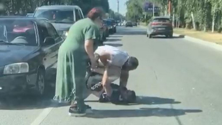 «Повалил на асфальт и стал душить». В Екатеринбурге водители устроили бой без правил посреди дороги: видео
