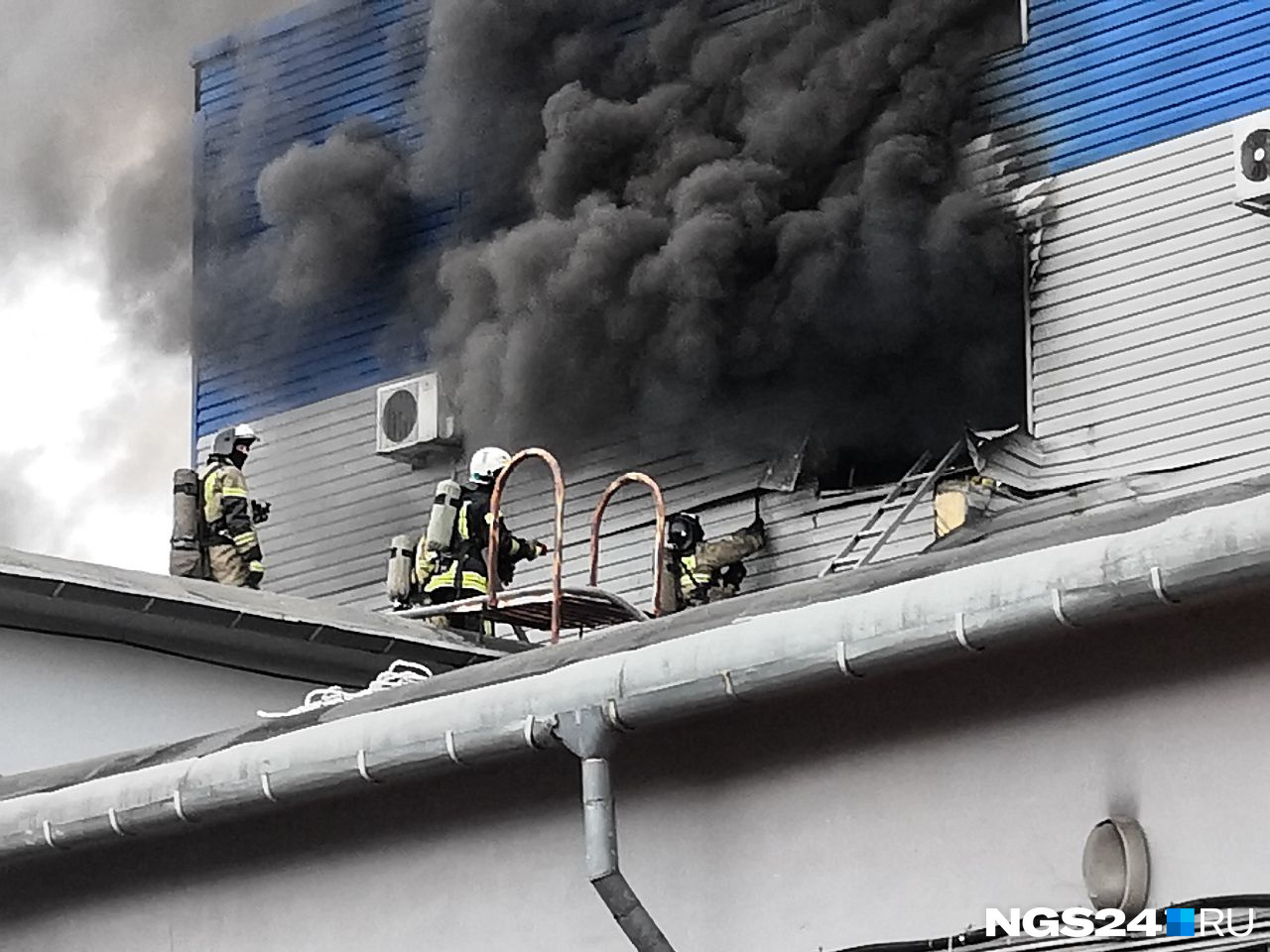 Пожарные продолжают тушить здание