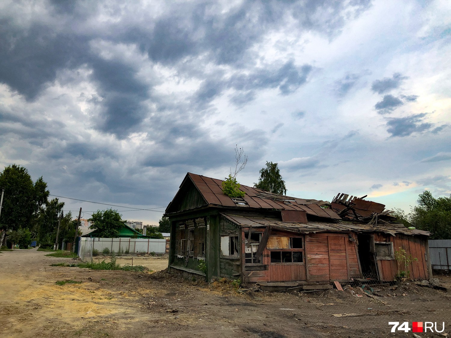 Наш видеоредактор Лёня Меньшенин как-то ездил на место, где основатель «К&Б» <a href="https://74.ru/text/business/2022/07/27/71517032/" class="_ io-leave-page" target="_blank">Сергей Студенников скупает землю</a>. Мне понравились снимки старых домов, и я поехал фоткать их на смартфон Наш видеоредактор Лёня Меньшенин как-то ездил на место, где основатель «К&Б» <a href="https://74.ru/text/business/2022/07/27/71517032/" class="_ io-leave-page" target="_blank">Сергей Студенников скупает землю</a>. Мне понравились снимки старых домов, и я поехал фоткать их на смартфон