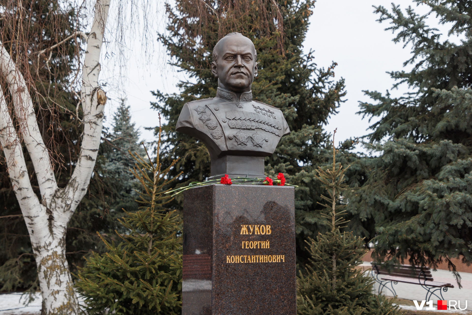 Мраморный памятник Георгию Жукову заменили на бронзовый