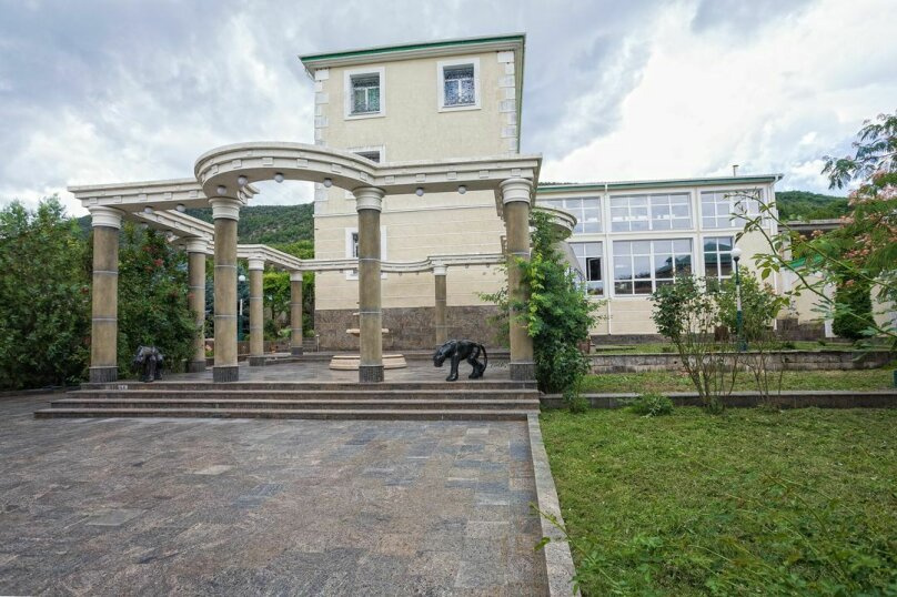 Только банкетный зал в огромном доме в крымских горах способен вместить 100 гостей Только банкетный зал в огромном доме в крымских горах способен вместить 100 гостей