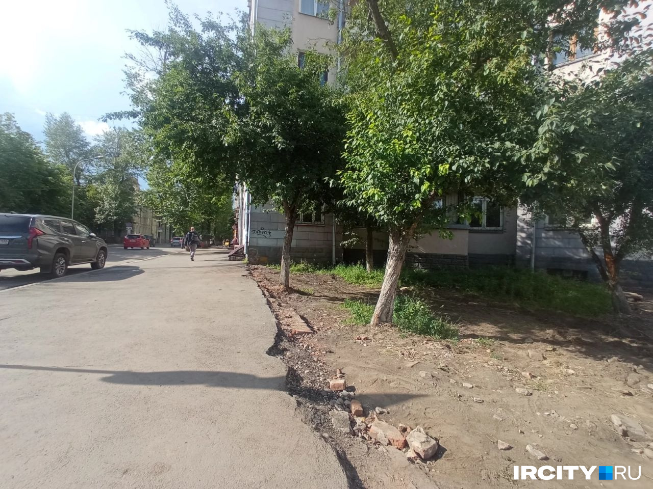 Территория на пересечении Карла Маркса и 5-й Армии после сноса парапета с панно Территория на пересечении Карла Маркса и 5-й Армии после сноса парапета с панно