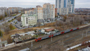 «Когда поезд едет, связь пропадает»: как в самом центре Волгограда живут частники, затерявшиеся в новостройках