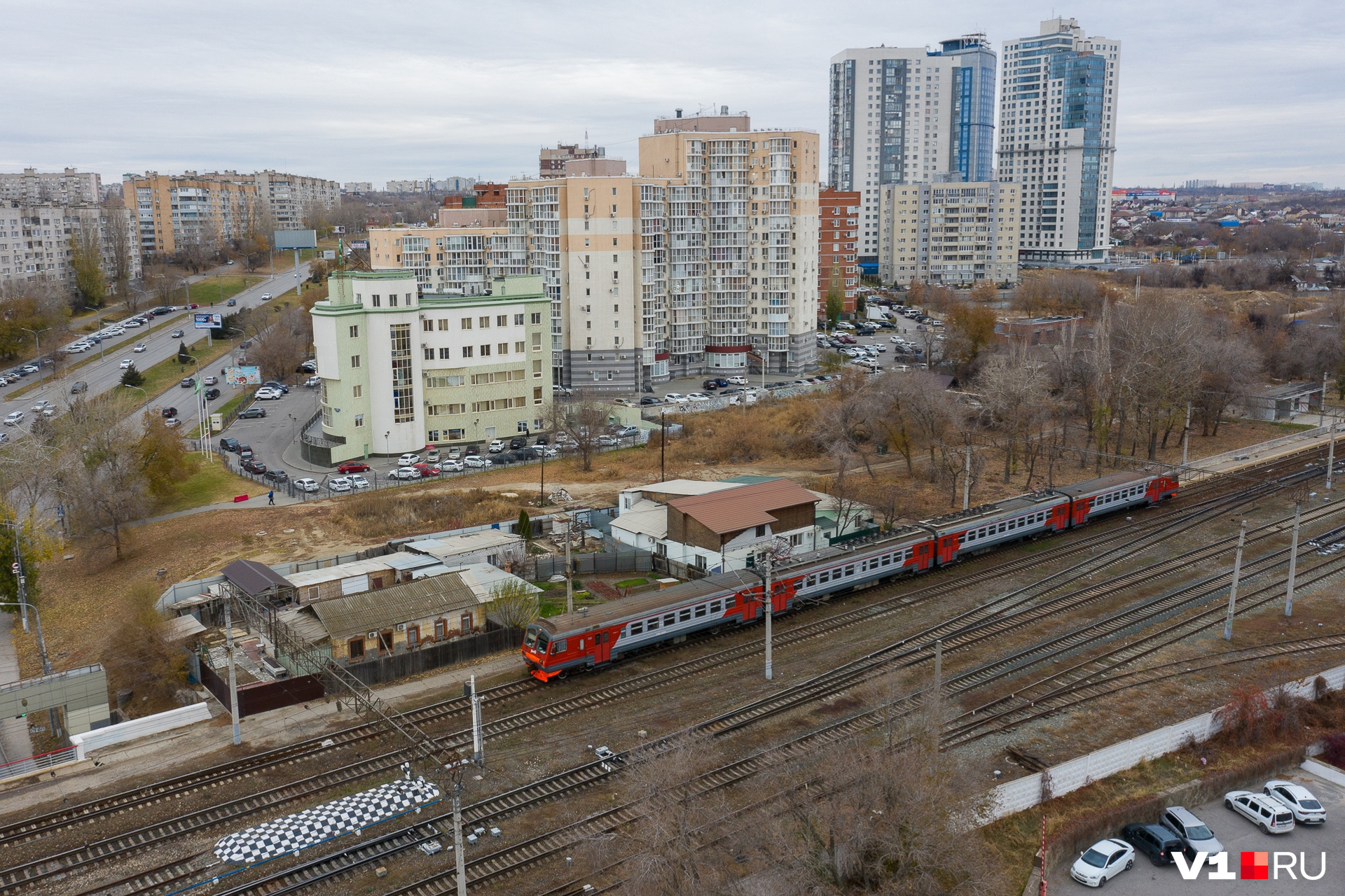 Фундамент возле железной дороги