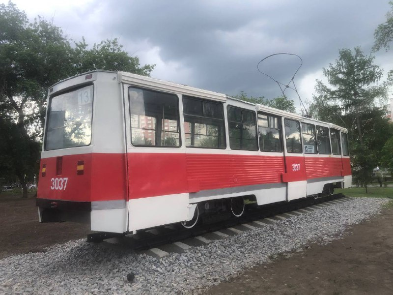Так вагон выглядит в день торжественного открытия, сегодня, 1 июня. Сам арт-объект сейчас мало чем отличается от обычного вагона, не считая длины рельсов под ним. Так вагон выглядит в день торжественного открытия, сегодня, 1 июня. Сам арт-объект сейчас мало чем отличается от обычного вагона, не считая длины рельсов под ним.