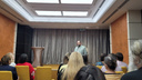 В Новосибирск заехал «волшебный доктор», который обещает вылечить неизлечимые болезни, — репортаж с лекции