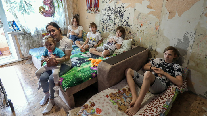 Долг платежом. В Нижегородской области вдова ветерана живет в заплесневевшей однушке с семью детьми