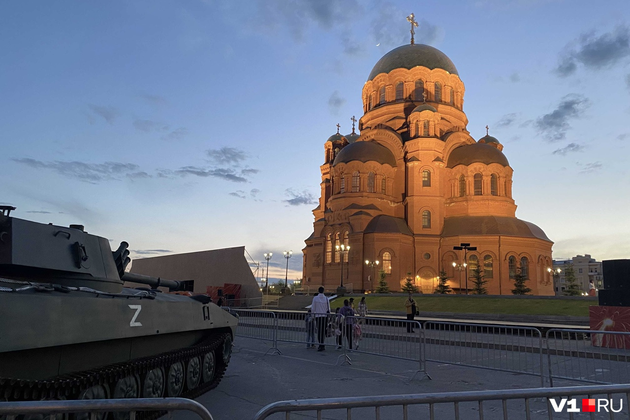 Любопытные горожане уже заглянули на площадь Любопытные горожане уже заглянули на площадь