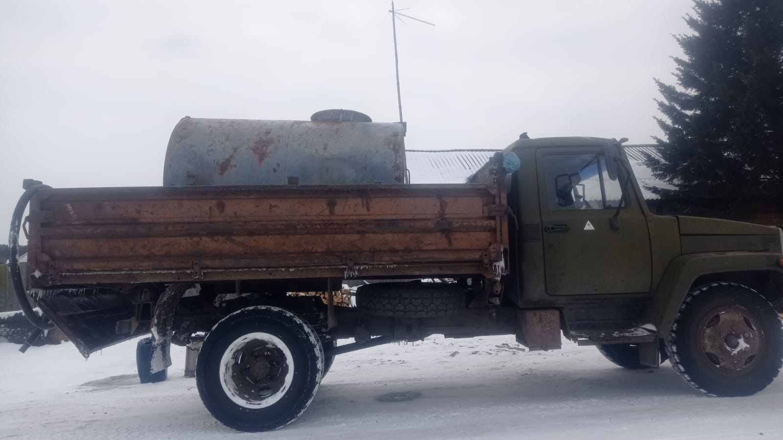 Питьевую воду привозят утром раз в день, техническую вечером Питьевую воду привозят утром раз в день, техническую вечером