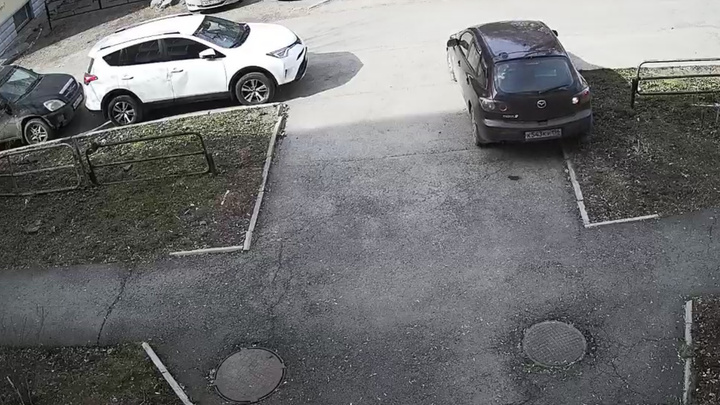«Отработайте парковку задним ходом»: жители дома в Екатеринбурге борются с женщиной, ставящей машину на газон