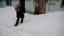 Через сугроб — в подъезд: как в Самаре убирают дворы после снегопада