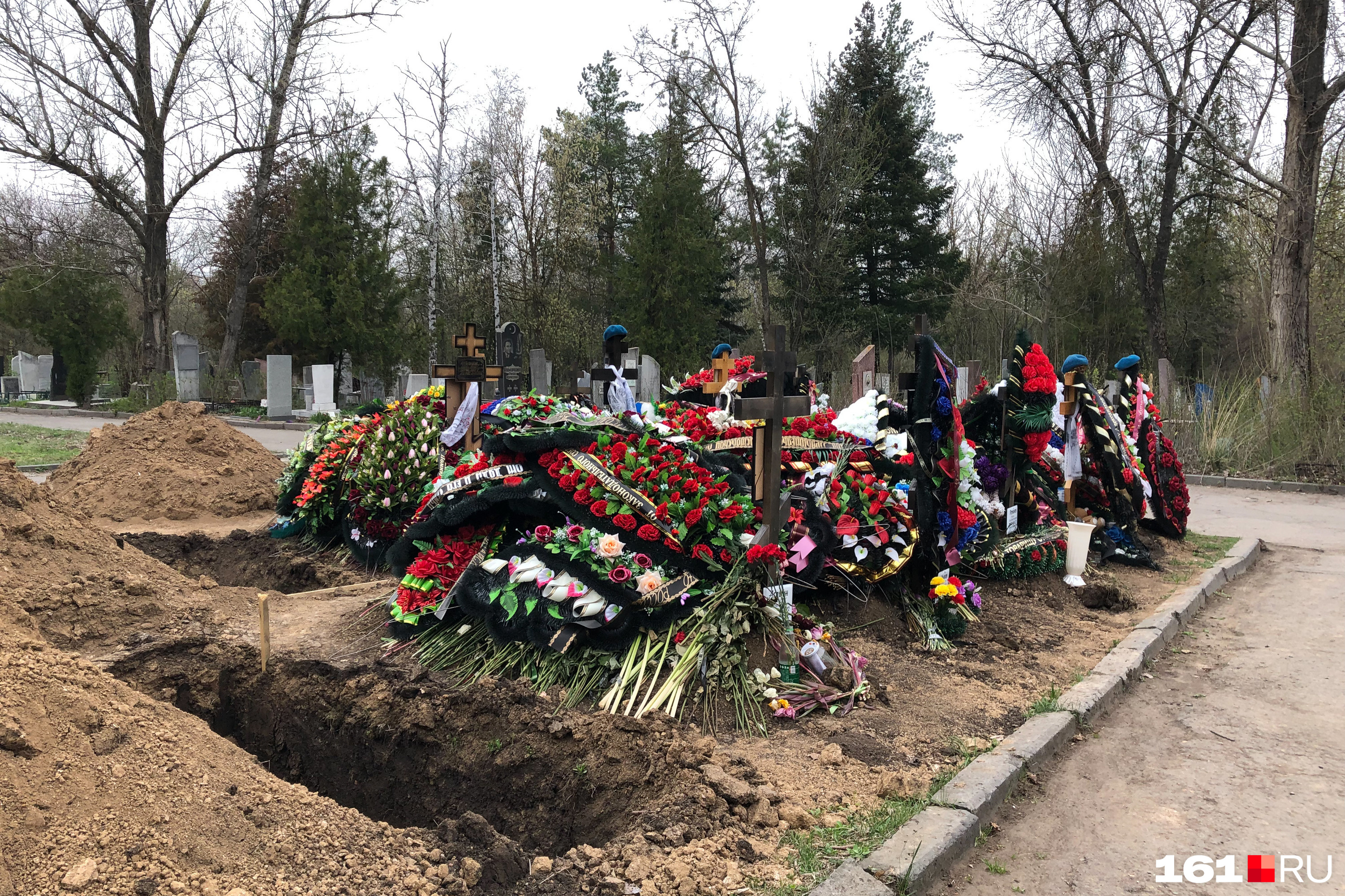разбитому доту приходят ребята приносят цветы на могилу солдата фото 77