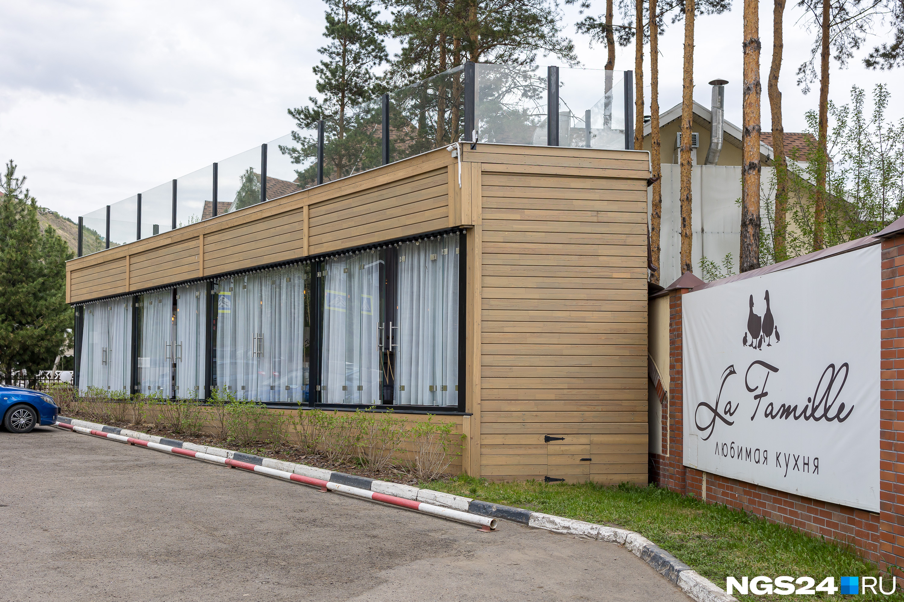 Окна террасы выходят на парковку Окна террасы выходят на парковку