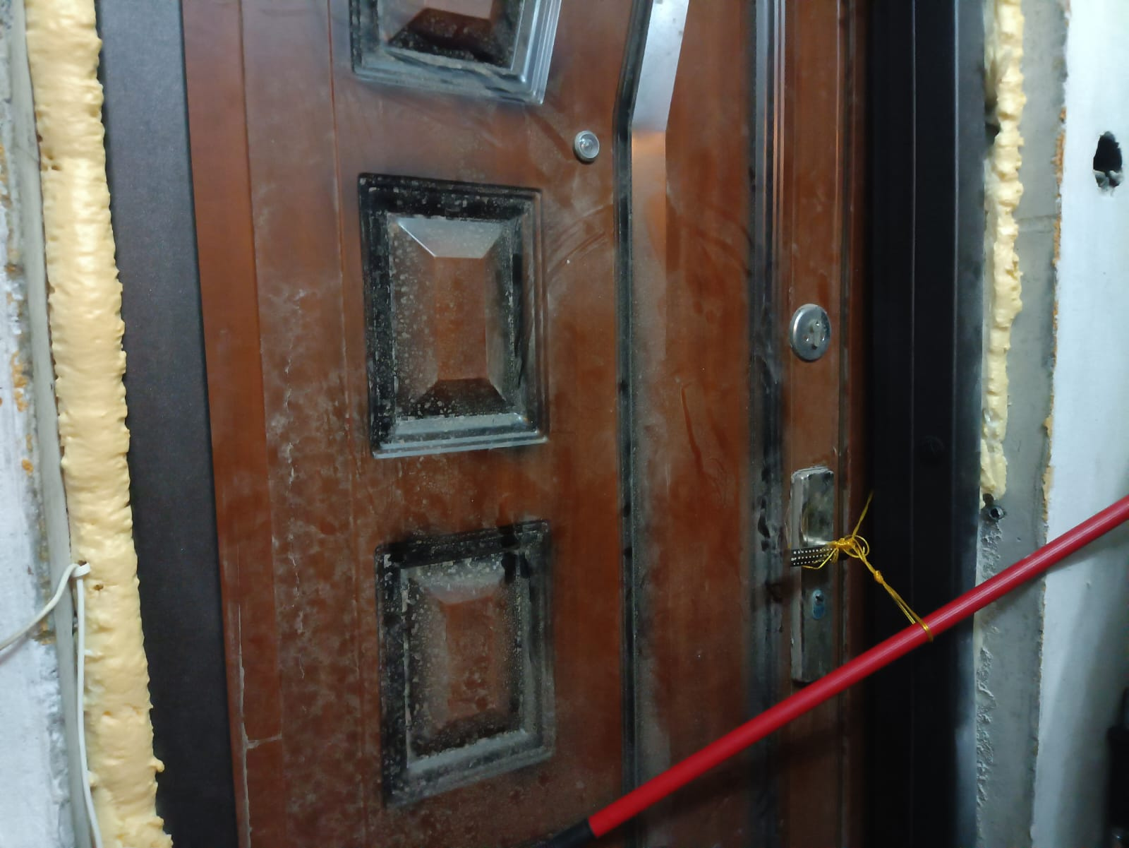 Старая дверь от застройщика, которую пришлось временно поставить Ольге Виноградовой