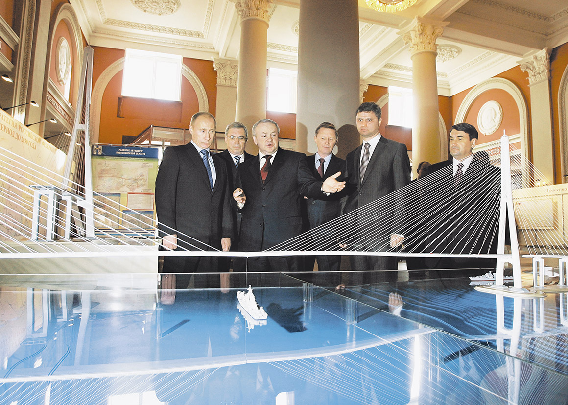 Глава «Мостовика» показывает президенту макет моста на остров Русский