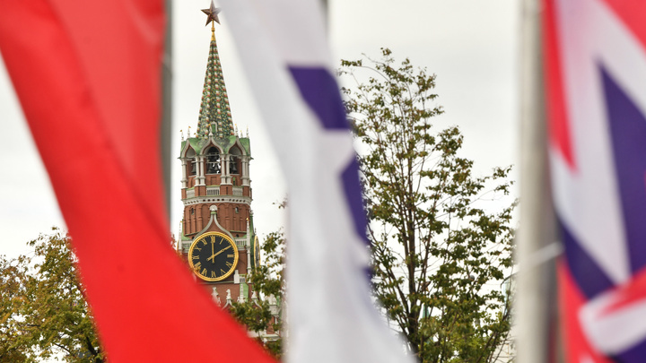 Каркасы сцен, яркие флаги и перекрытые дороги: фоторепортаж о том, как готовят Москву ко Дню города