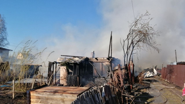 «Пожар начался со второго этажа, и за 5 минут распространился огонь»: на тюменских дачах сгорели три дома