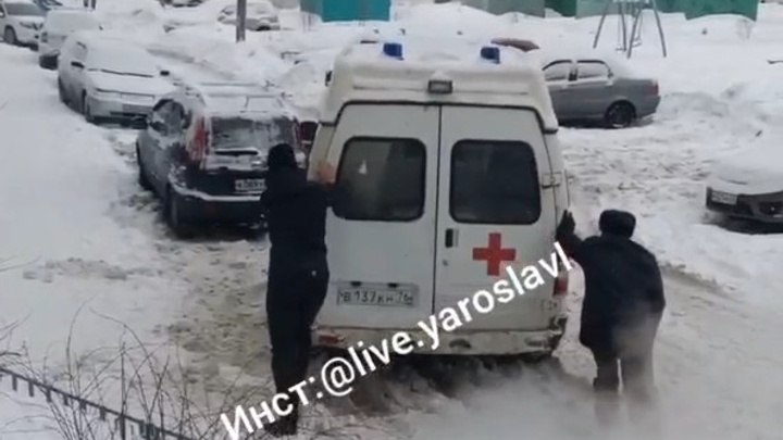«Из-за этого долго едем»: в Ярославле в нечищеном дворе застряла машина скорой помощи. Видео