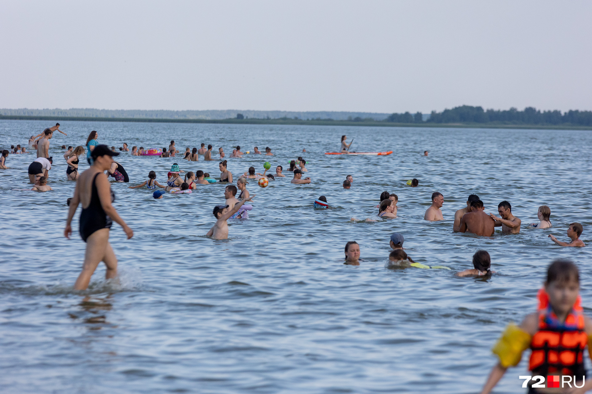 Переносимся на дикий пляж озера Андреевского. Купаться здесь запрещено, но когда это кого-то останавливало?