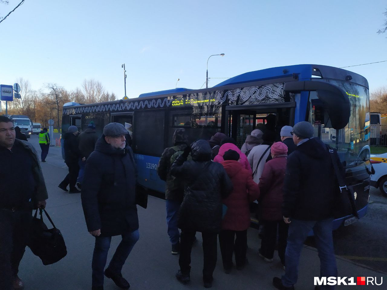 В Орехово люди 45 минут ждали прямой автобус до Царицыно В Орехово люди 45 минут ждали прямой автобус до Царицыно