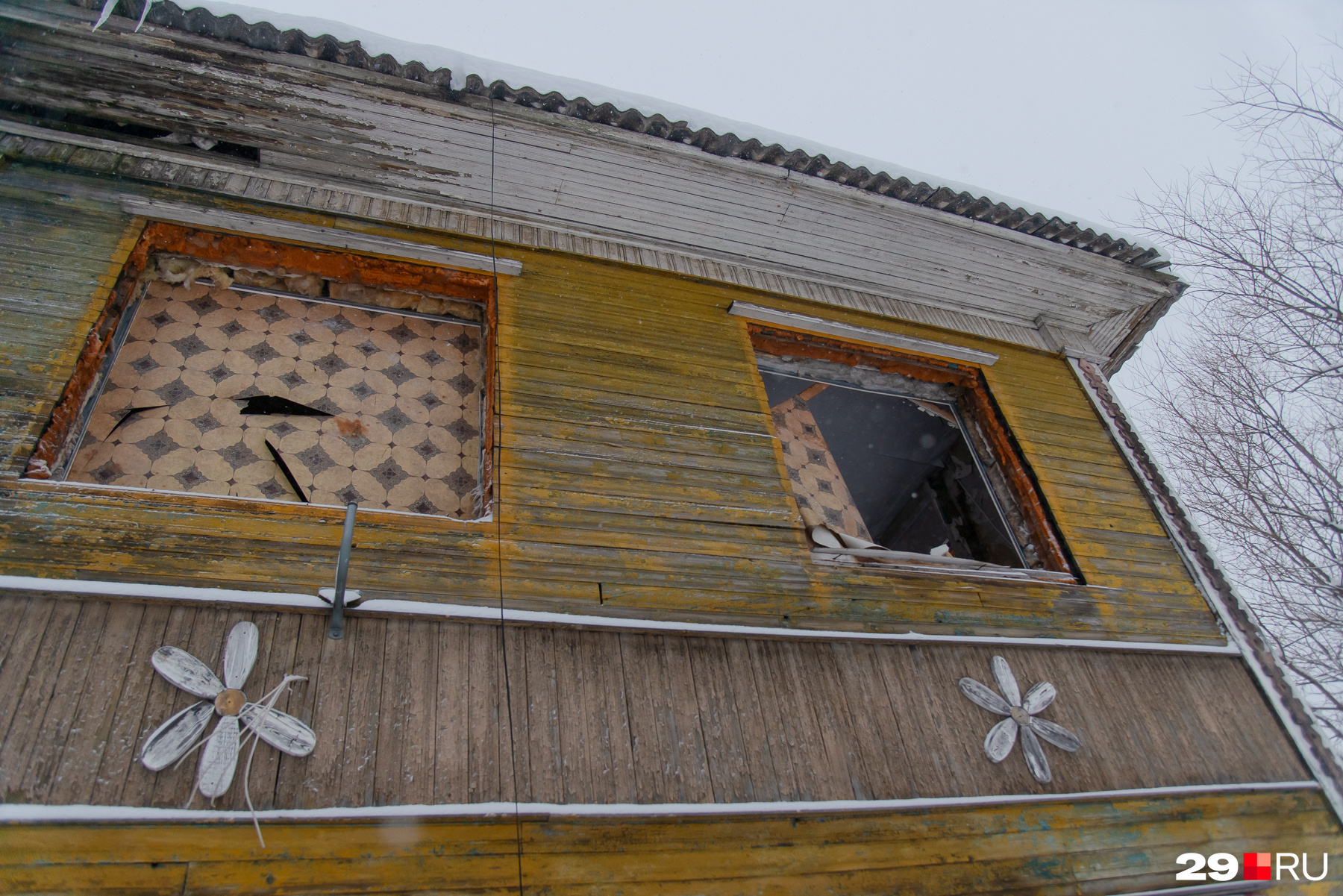Когда собственники квартир на верхнем этаже сняли окна — это был еще один удар для и без того разваливающегося дома