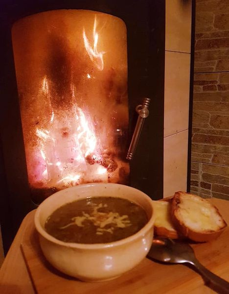 Как же прекрасен, согревающ и уютен луковый суп даже в таком варианте!