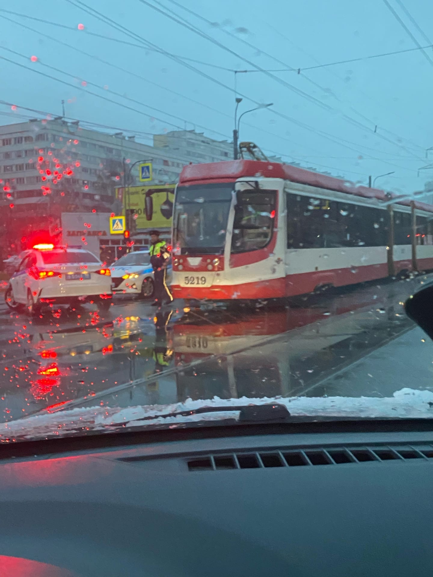 На летней резине врезался в столб». На Испытателей автомобилист уложил  дорожный знак на трамвай | 15.11.2022 | Санкт-Петербург - БезФормата