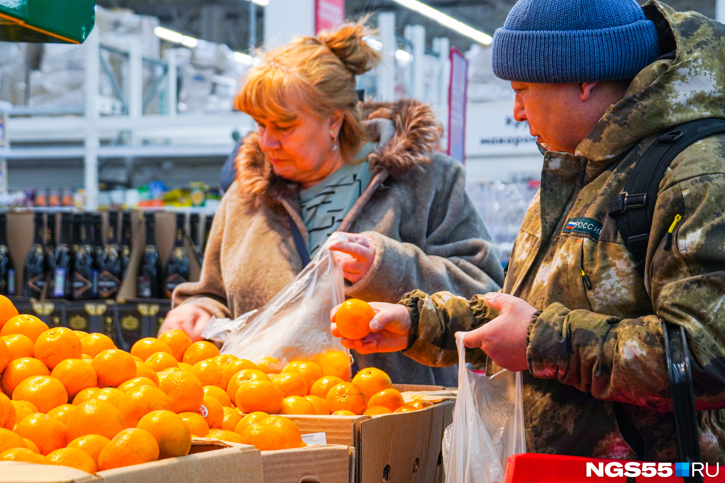 По словам продавцов, самое главное, чтобы мандарины были мягкие и без пятен