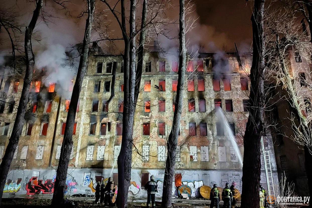 Пожар в доме Лялевича локализован, на 100 кв. м обрушились перекрытия - 23  ноября 2021 - ФОНТАНКА.ру