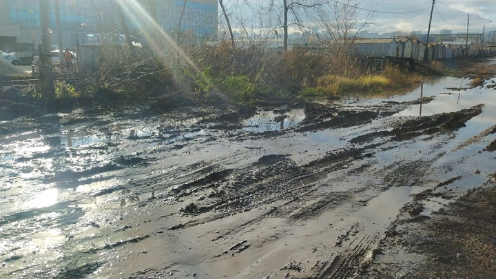 Ничья грязь: в Уфе ищут хозяина трубы, из которой затопило территорию гаражного кооператива