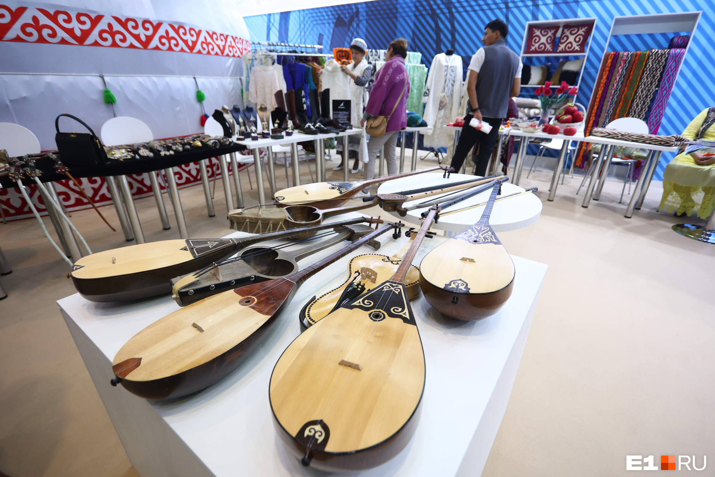 Домбра — национальный казахский инструмент