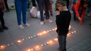 Дорогу домой в Нарымском сквере зажгли для всех пропавших детей