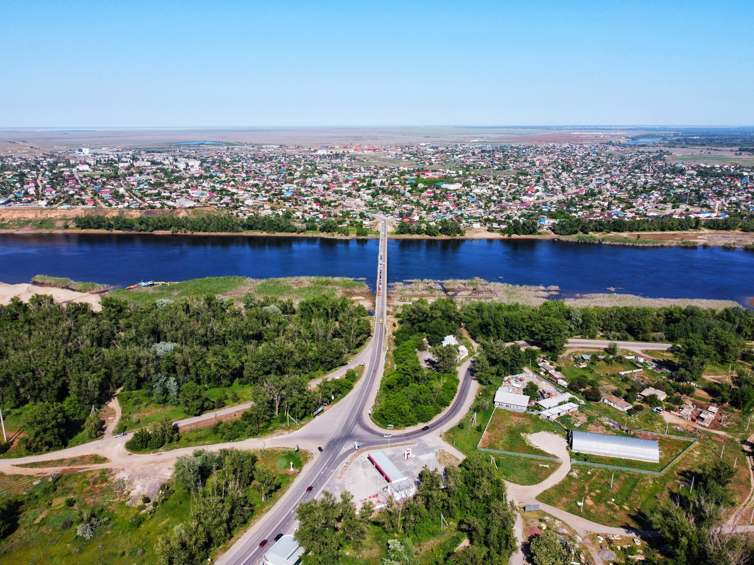 Насыщенные и яркие цвета природы Волгоградской области тесно переплетаются с опустошением, которое несет инфраструктура