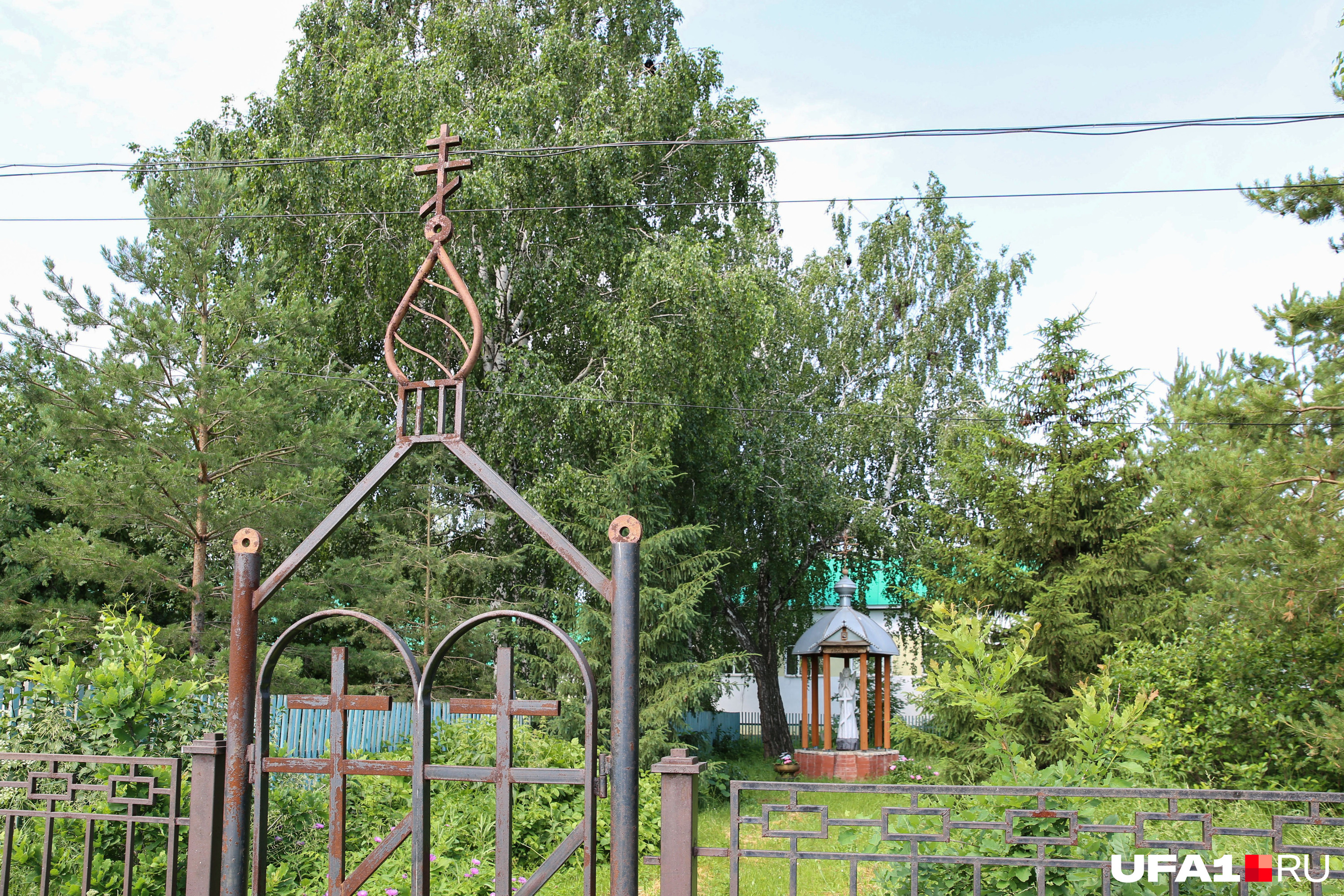 От здания староотрадского интерната, где жил Шатунов во время учебы, осталась только статуя ангела