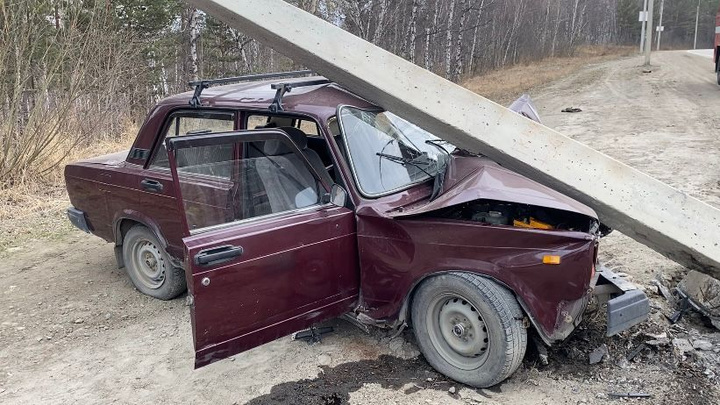 37-летний пьяный водитель снес бетонный столб в Иркутском районе