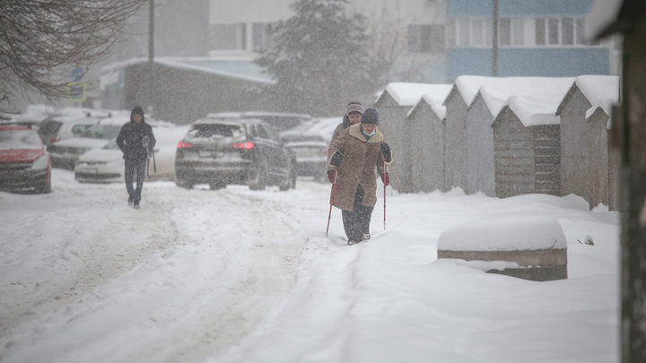 «Заехать во дворы невозможно»: жители Уфы — об уборке снега при новом мэре