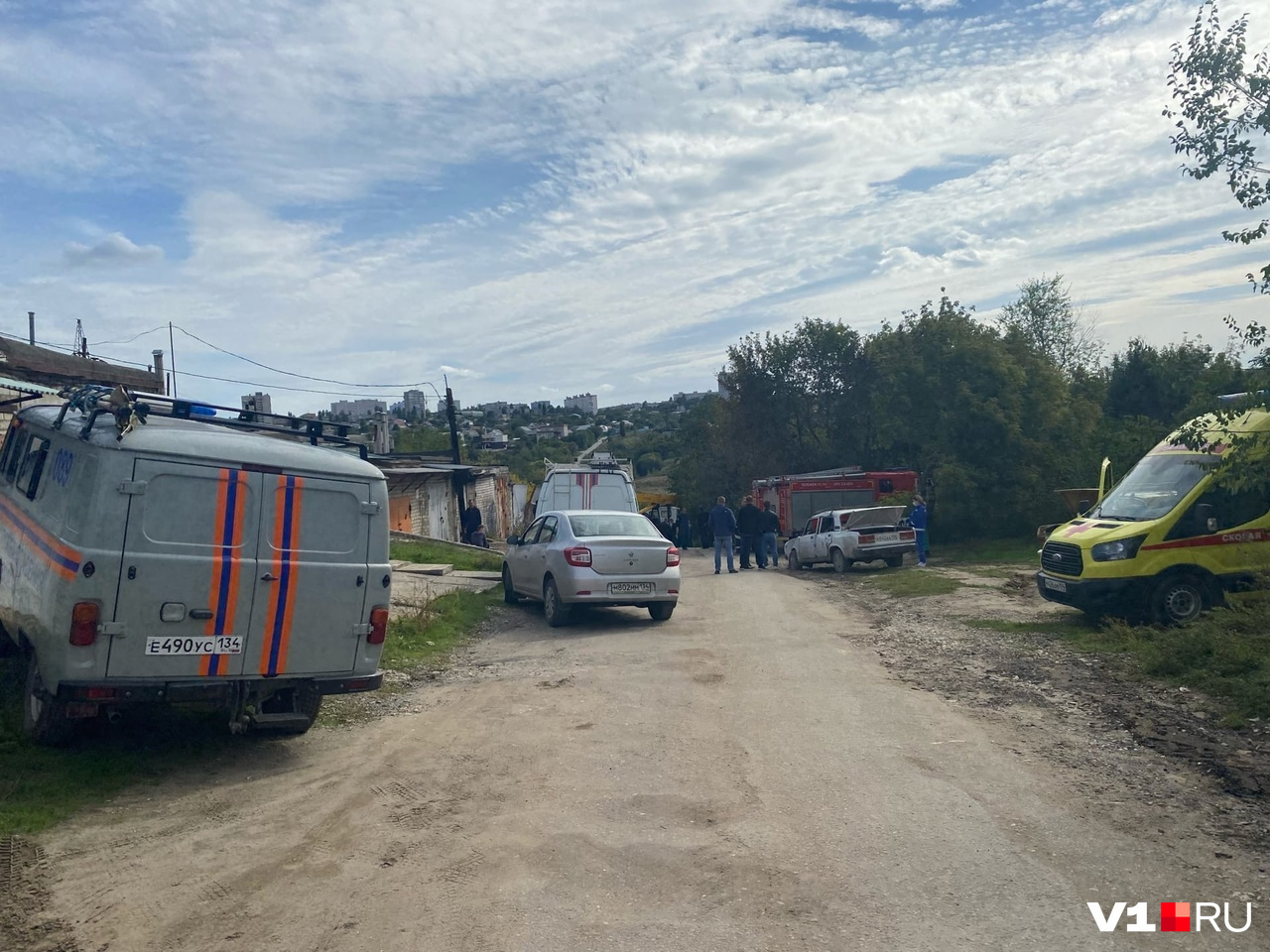 К взорвавшимся гаражам приехали все оперативные и спасательные службы города К взорвавшимся гаражам приехали все оперативные и спасательные службы города
