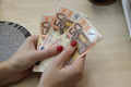 Доллар и евро лихорадит, рубль нестабилен — какую валюту покупать (и зачем)