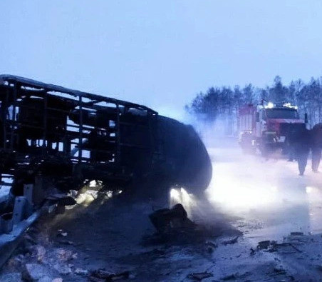 Страшное ДТП со скорой помощью под Новосибирском: УАЗ вспыхнул, погибли четыре человека