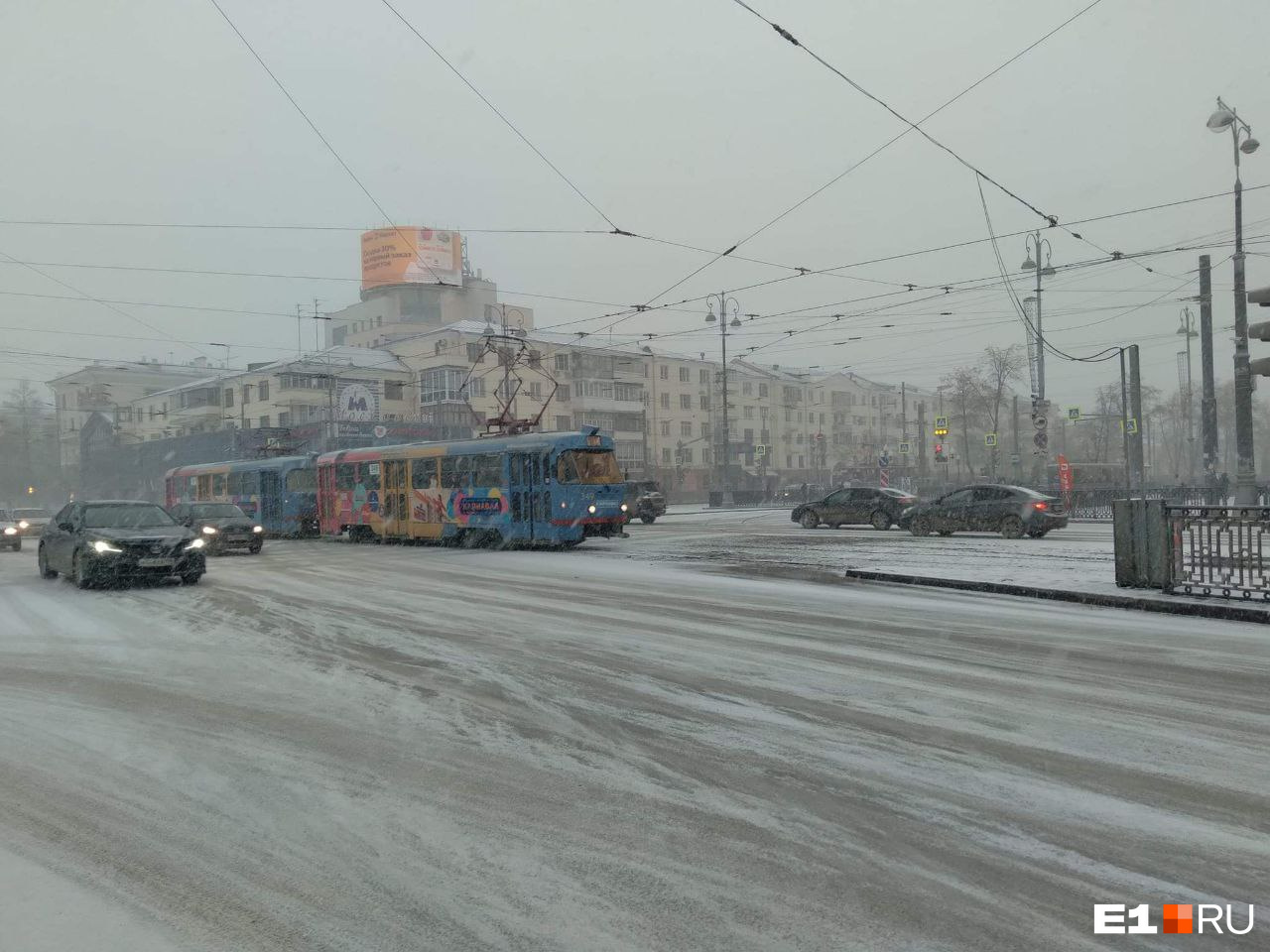 Осадки тагил. Снегопад 2 апреля 2022 Екатеринбург. Снегопад в Екатеринбурге фото. Снегопад в Екатеринбурге старых кварталах. Снег в Нижнем Тагиле сегодня фото.