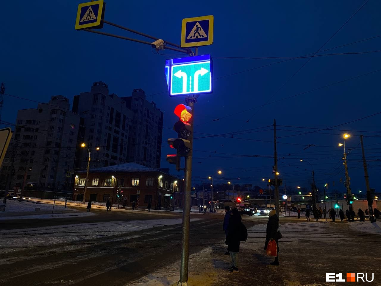 Электронные знаки на Радищева (со стороны центра) показывают, что в прямом направлении (в сторону Гурзуфской) проезда нет