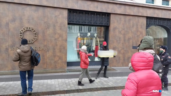 «Это, наверное, проплаченная американцами»: полиция защитила нижегородскую пикетчицу от пенсионерок