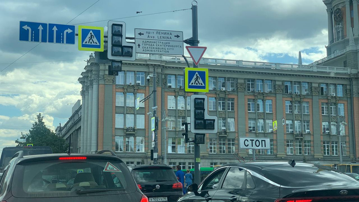 В центре Екатеринбурга отключили электричество: автомобилисты встали в пробку
