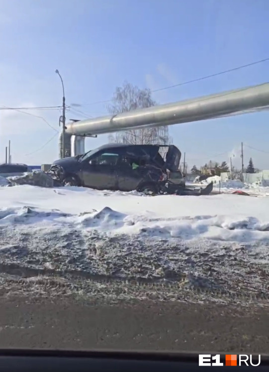 В Екатеринбурге легковушка перевернулась и вылетела на обочину: видео
