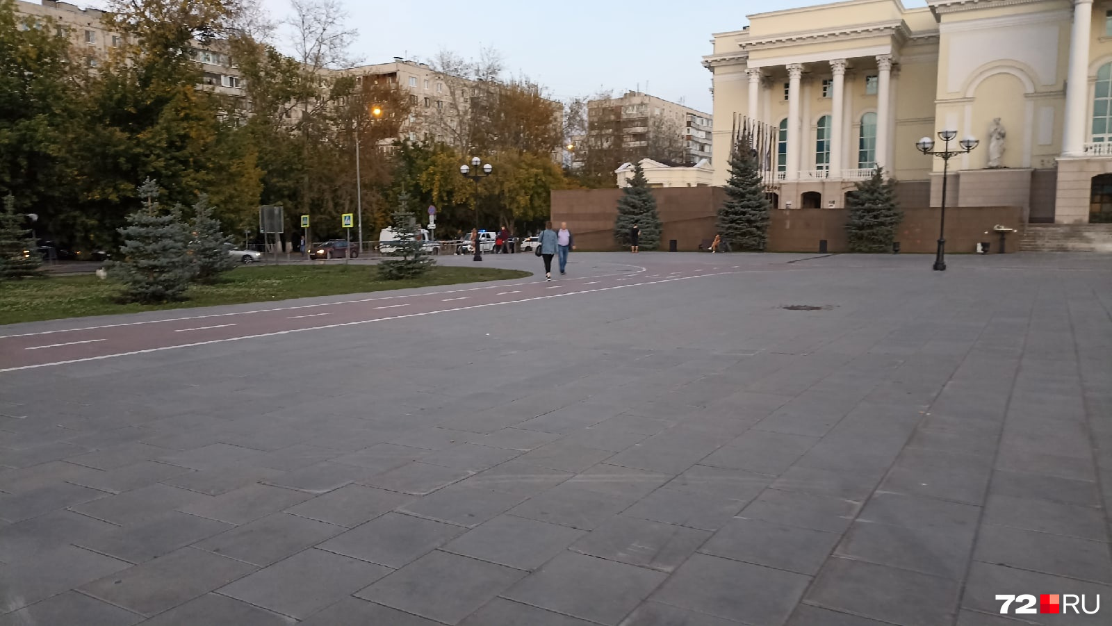Полицейские машины также припаркованы по периметру площади 400-летия Тюмени Полицейские машины также припаркованы по периметру площади 400-летия Тюмени